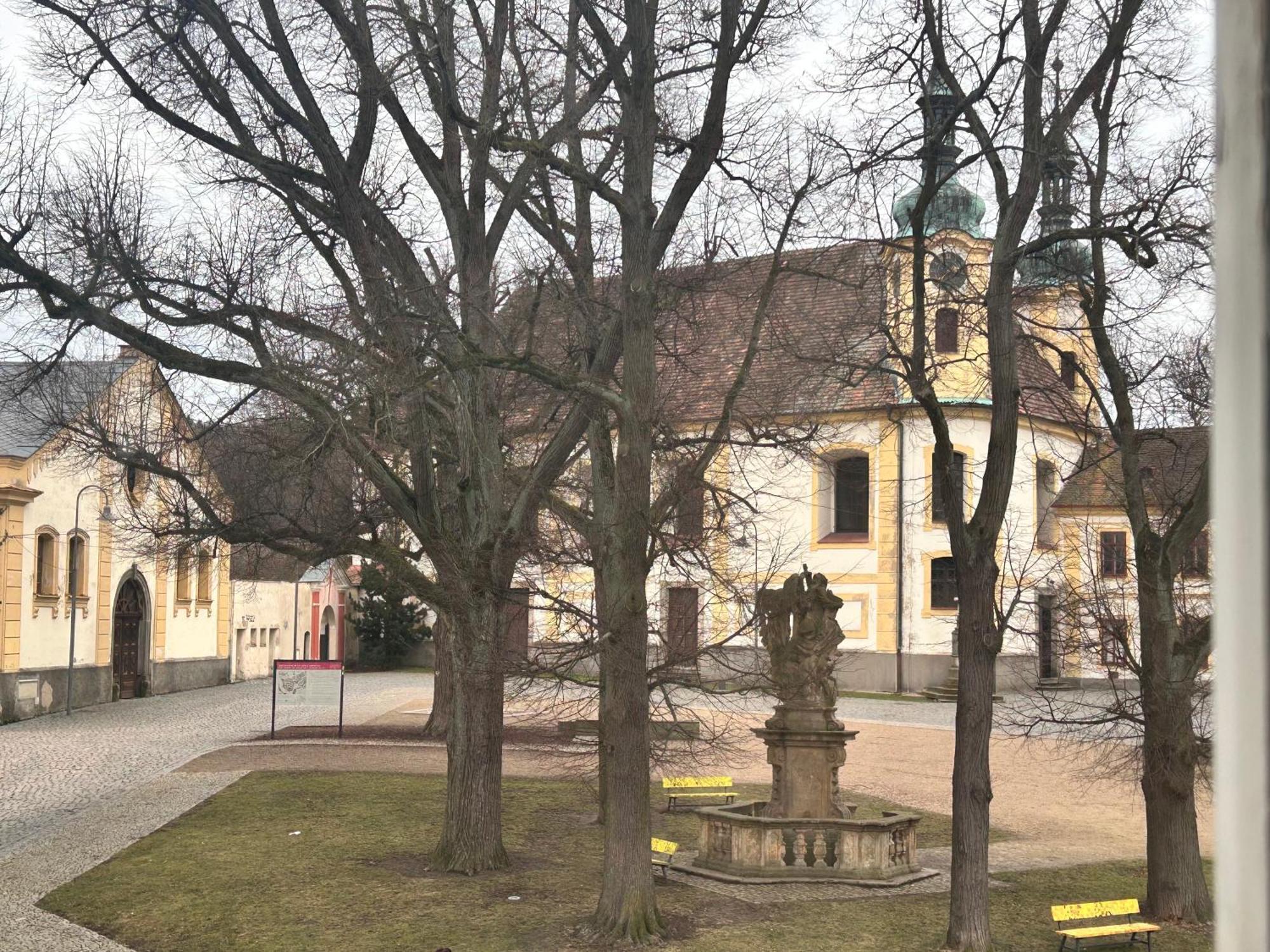 Restaurace A Penzion Podloubi Opočno Exterior foto